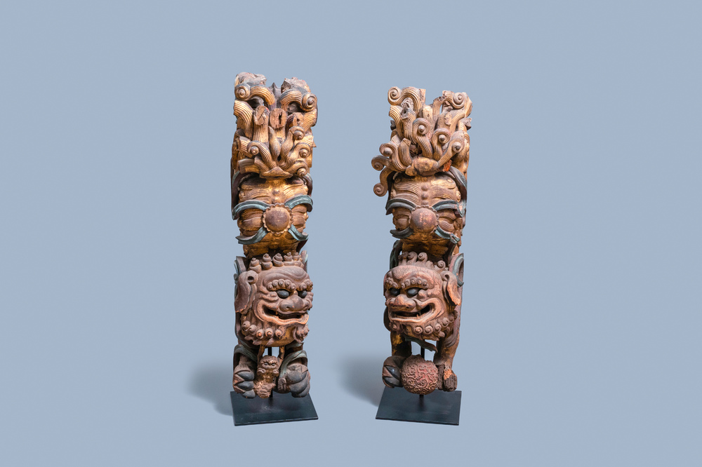 Deux fragments de colonnes en bois dor&eacute; et polychrom&eacute; figurant des lions bouddhistes, Chine, 18/19&egrave;me